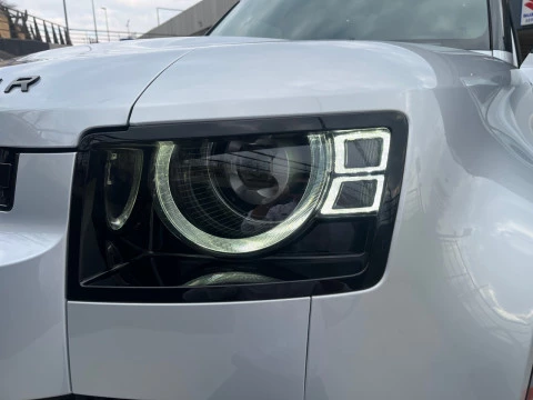 Land Rover Defender 3.0D I6 250 X-Dyn SE 110 AT 4WD MHEV