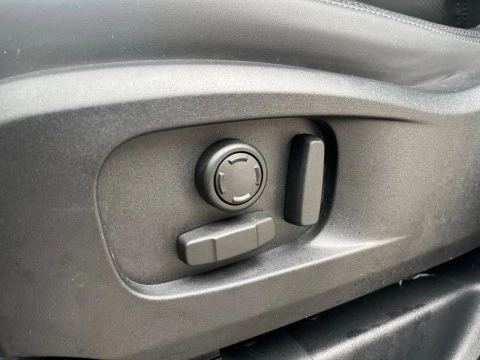 Land Rover Defender 3.0D I6 250 X-Dyn SE 110 AT 4WD MHEV