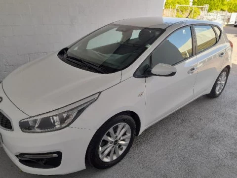 Kia Ceed 1.6 CRDi 85kW (115CV) Business Kia Ceed 1.6 CRDi 85kW (115CV) Business