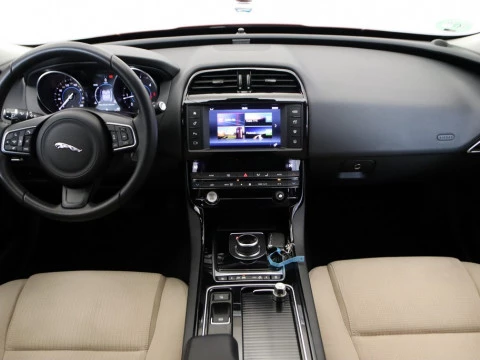 Jaguar XE sedan 2.0D 132KW PURE AUTO 4P