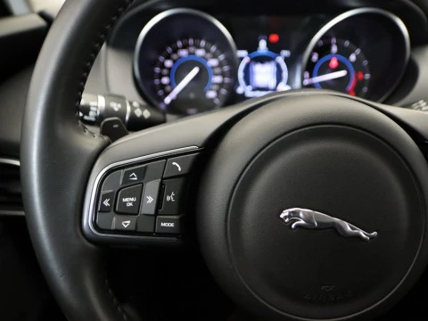 Jaguar XE sedan 2.0D 132KW PURE AUTO 4P