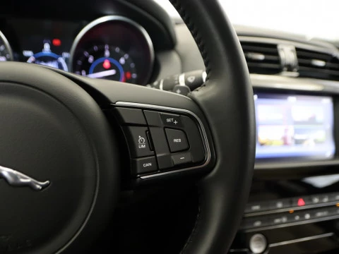 Jaguar XE sedan 2.0D 132KW PURE AUTO 4P