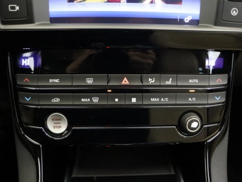 Jaguar XE sedan 2.0D 132KW PURE AUTO 4P