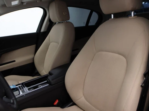 Jaguar XE sedan 2.0D 132KW PURE AUTO 4P