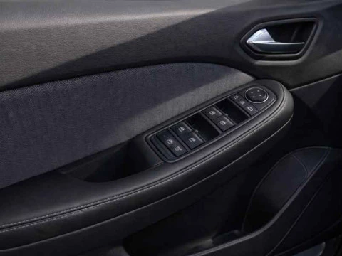 Botones de control en puerta del piloto del Renault CLIO Techno TCE de 90 CV.