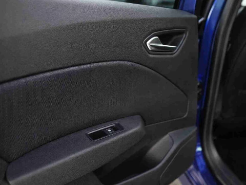 Botones de control en puerta trasera del Renault CLIO Techno TCE de 90 CV.