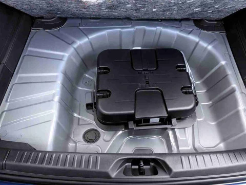 Interior del doble fondo del maletero del Renault CLIO Techno TCE de 90 CV.