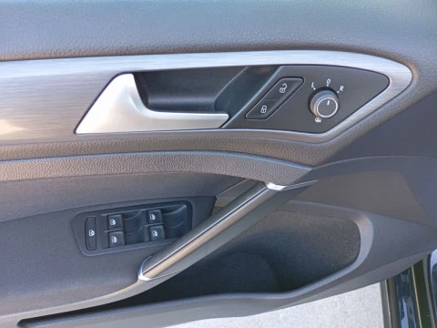 Volkswagen Golf Business & Navi 1.6 TDI 85kW DSG Variant