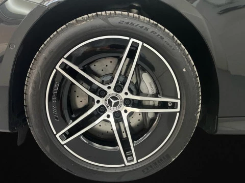 Mercedes-Benz Clase E 300 de berlina con tecnología híbrida EQ