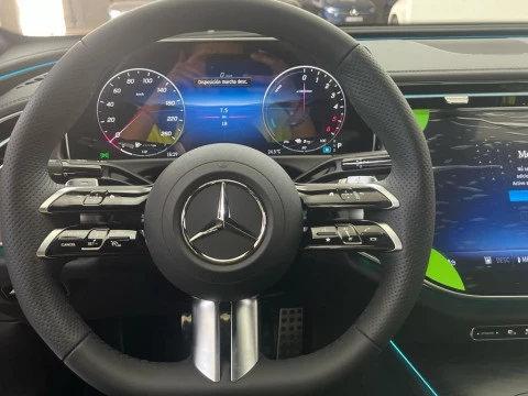 Mercedes-Benz Clase E 300 de berlina con tecnología híbrida EQ