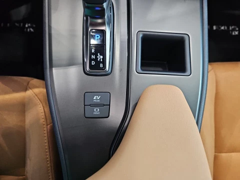 Lexus UX 2.0 300h UX Plus