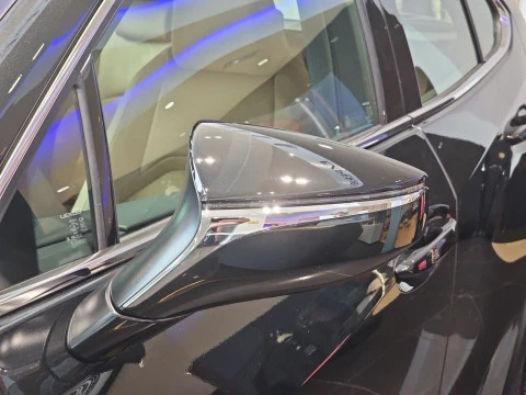 Lexus UX 2.0 300h UX Plus