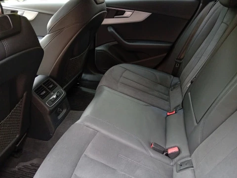 Audi A4 Avant Black limited 40TDI 150kW qua Stro