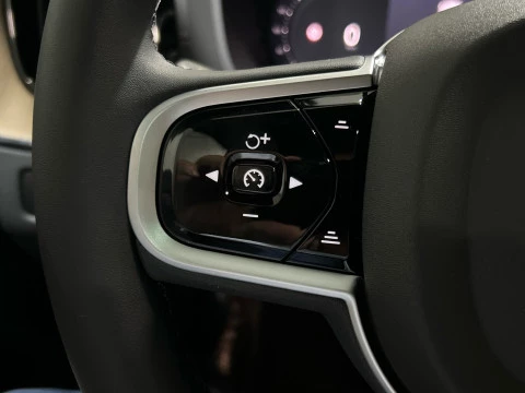 Volvo XC60 2.0 B5 P MHEV ULTRA DARK AUTO 4WD 250 5P