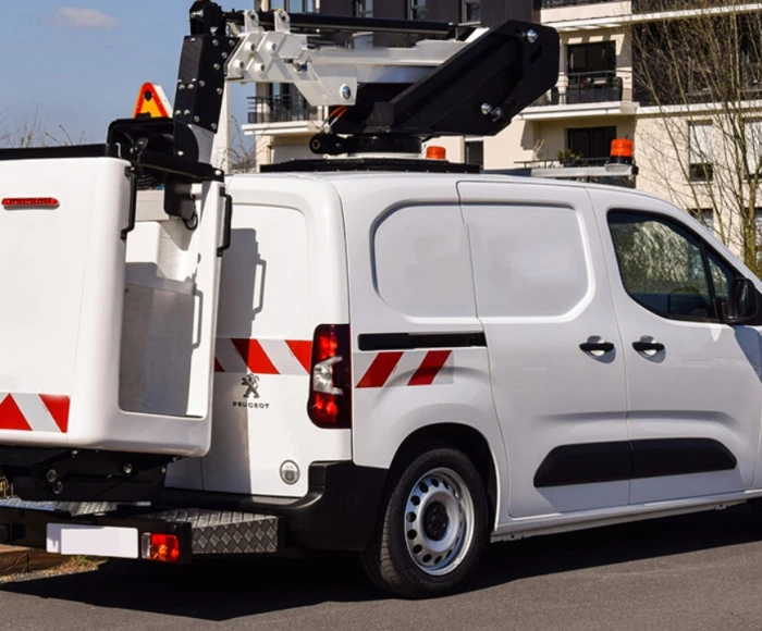 Furgoneta con cesta elevadora: la solución perfecta 