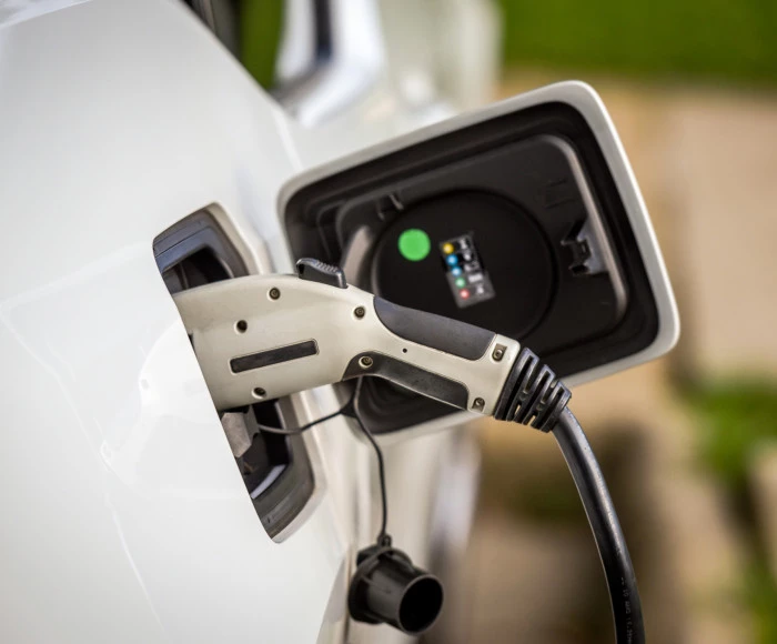 Se puede cargar el coche eléctrico mientras llueve: ¿es seguro?