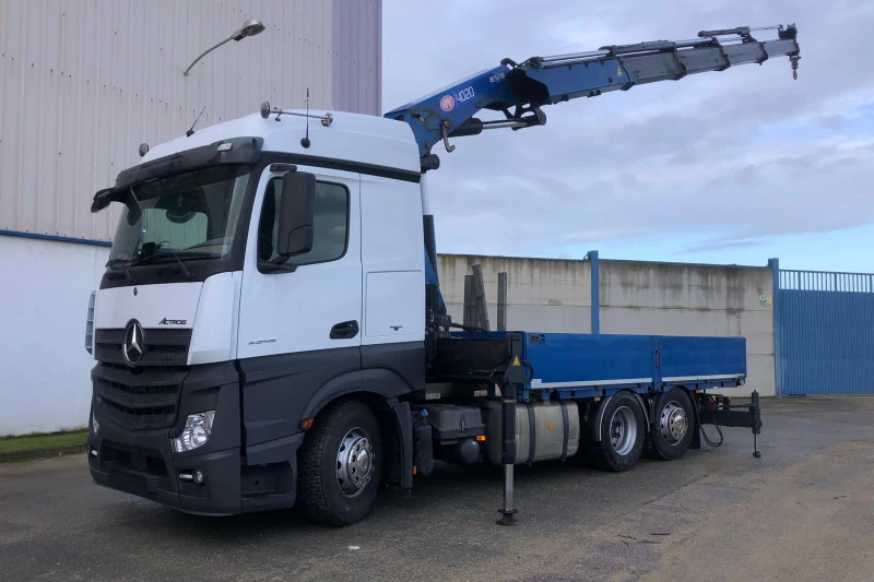 Mercedes-Benz Actros 2548 L + GRUA HMF 4020 + CAJA ABIERTA