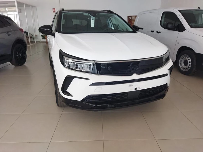 Opel Grandland LIMITED EDITION 1.2T XHT MT6 S/S 130 CV Opel Grandland LIMITED EDITION 1.2T XHT MT6 S/S 130 CV
