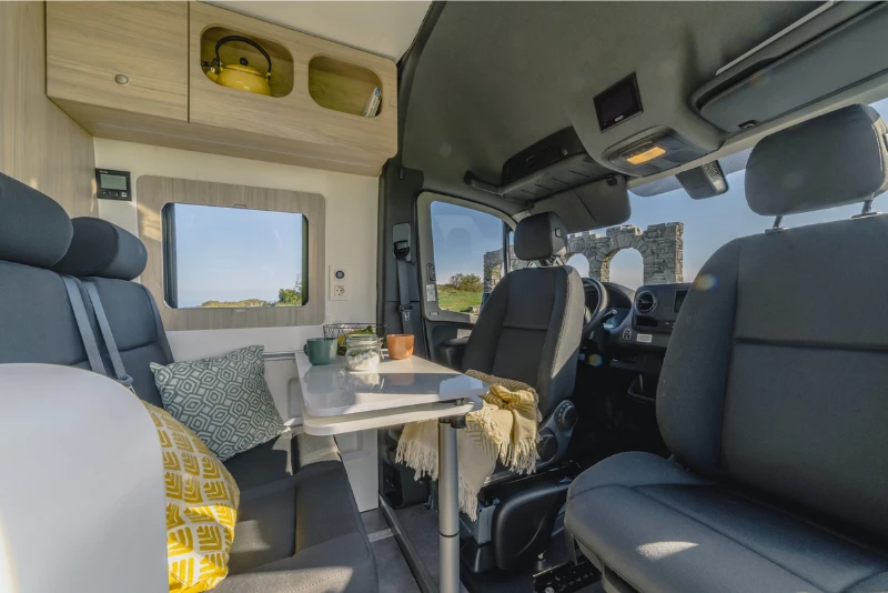 Interior de la furgoneta Mercedes-Benz Sprinter Maite