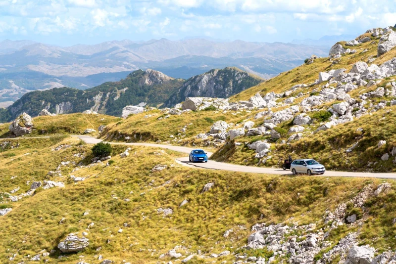 Carretera de Asturias con curvas y coches