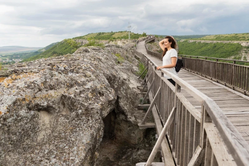Mujer en un mirador del norte