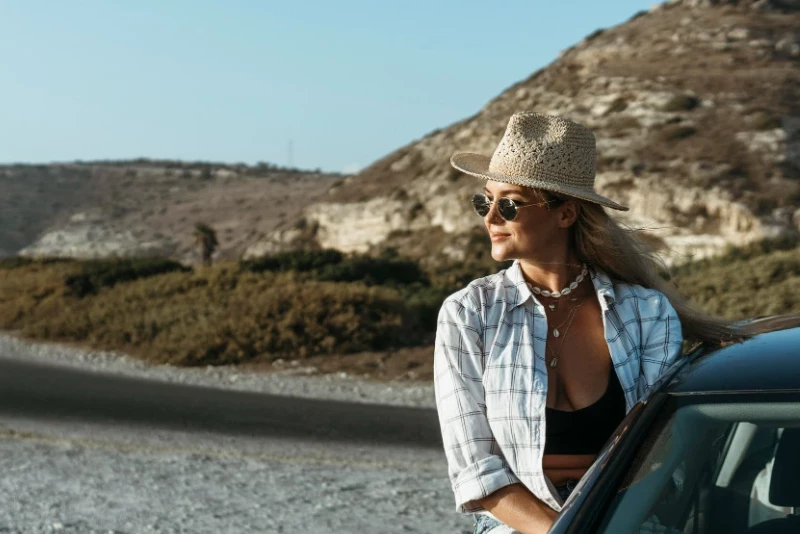 Mujer con gafas de sol en una playa en Asturias