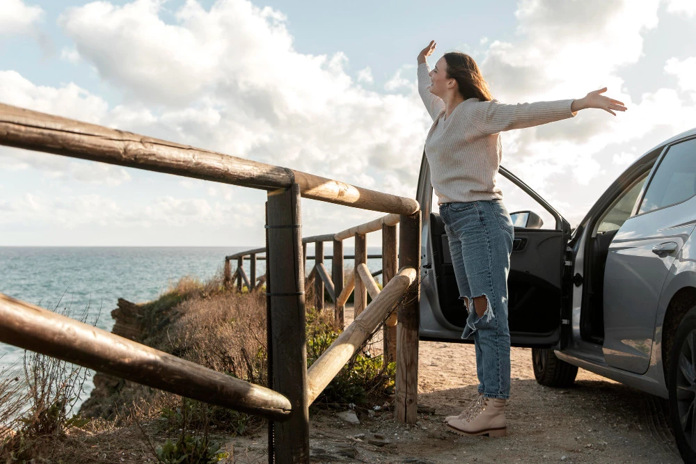 mujer en la costa con brisa de la playa