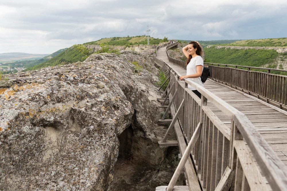 mujer en puente en verano en asturias