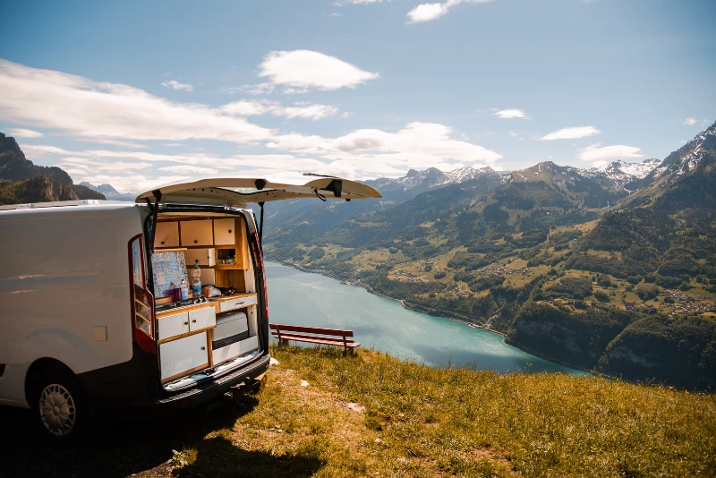 Paisaje con una furgoneta camper