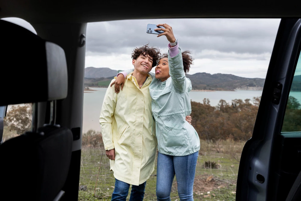 pareja en coche de viaje en verano