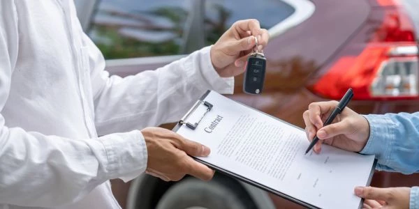 Persona contratando un renting