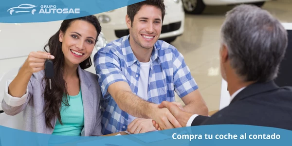 Pareja comprando un coche al contado en Autosae