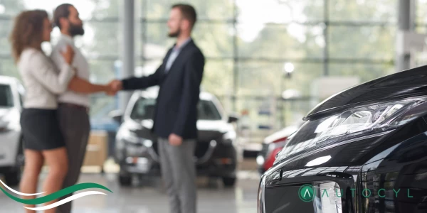 Pareja dando la mano a un vendedor de Autocyl Valladolid