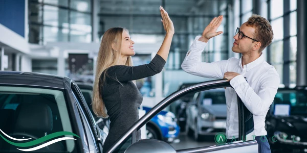 pareja feliz en concesionario Autocyl de Palencia