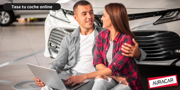 Pareja tasando su coche gratis y online