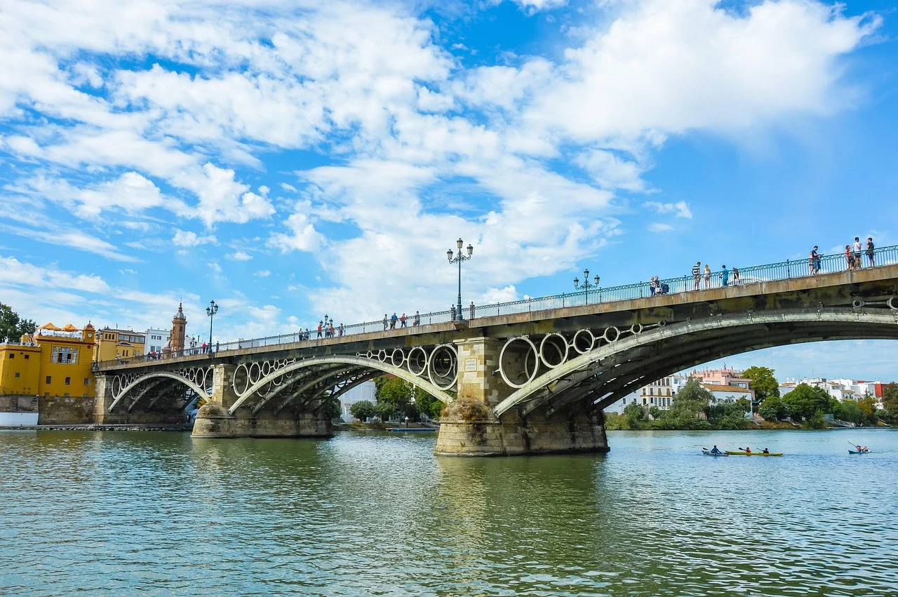 puente de triana en sevilla dia soleado