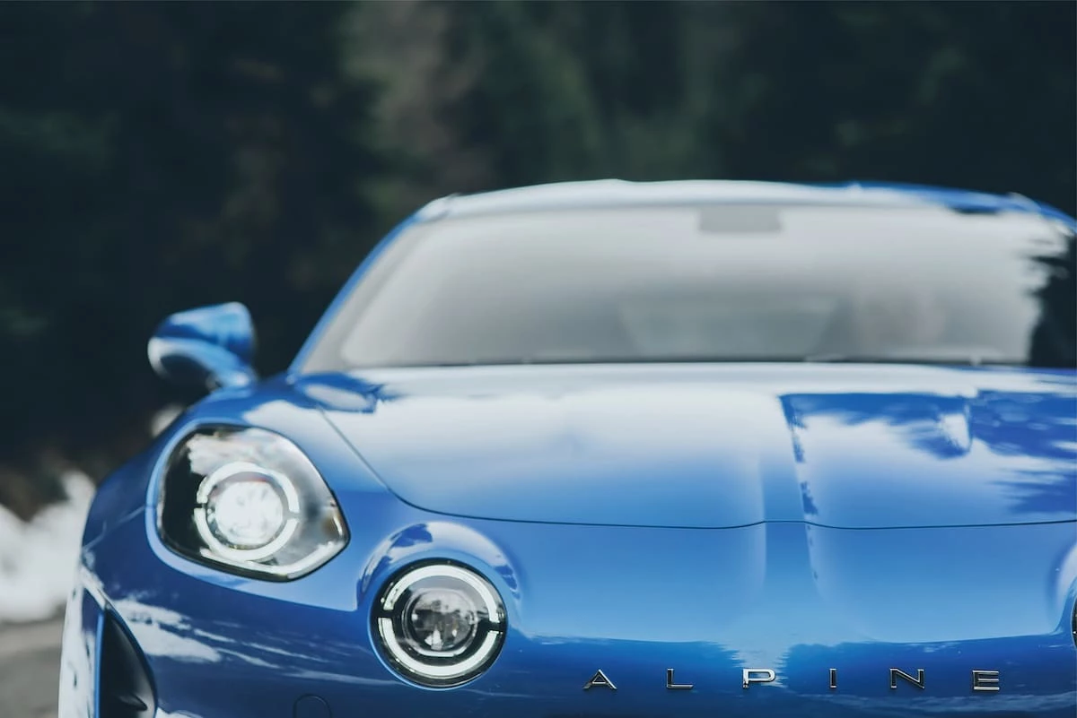 Frontal del Alpine A110 con diseño icónico y faros redondeados