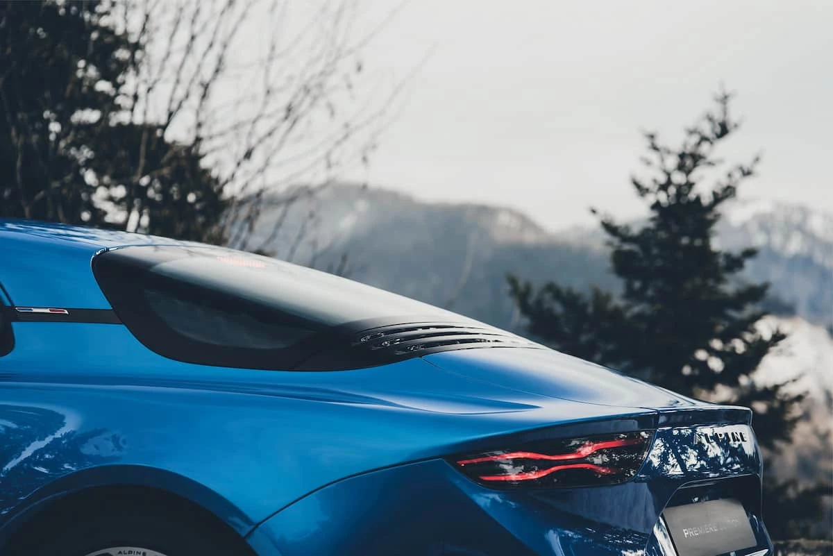 Parte trasera del Alpine A110 con diseño aerodinámico y luces LED