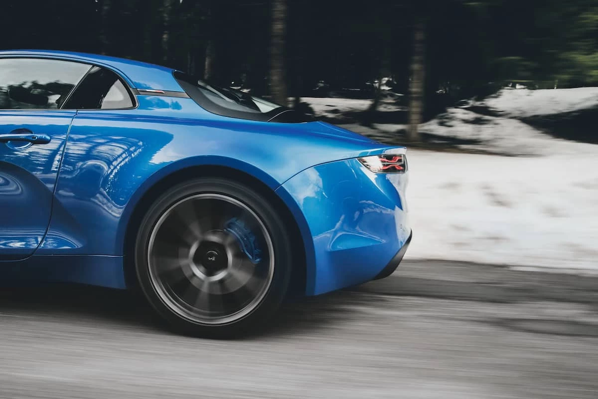 Vista trasera del Alpine A110 en carretera mostrando su diseño deportivo