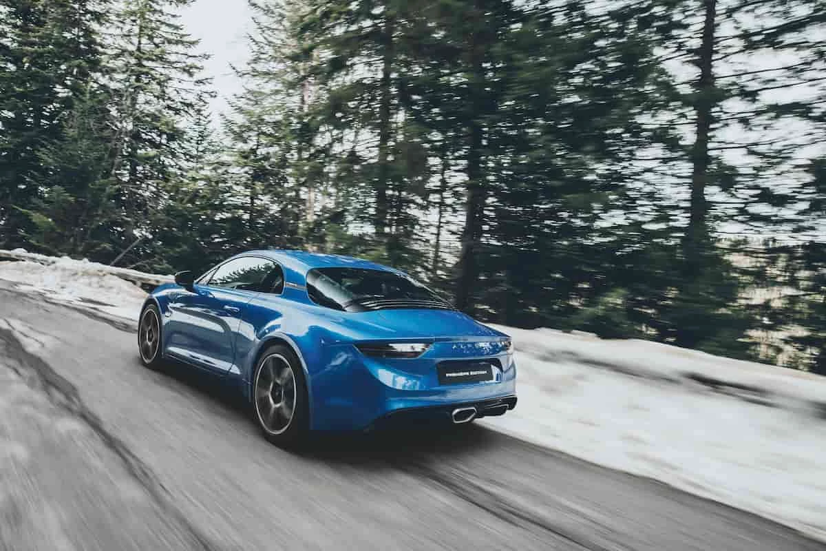 Alpine A110 en movimiento sobre nieve demostrando su tracción y estabilidad