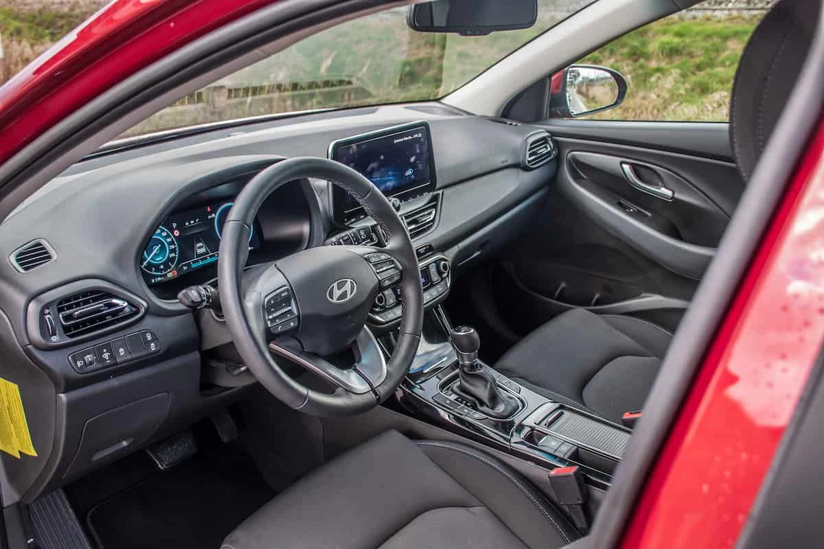 Interior del Hyundai i30 con volante multifunción y pantalla táctil – Precio del Hyundai i30 en 2025 y equipamiento