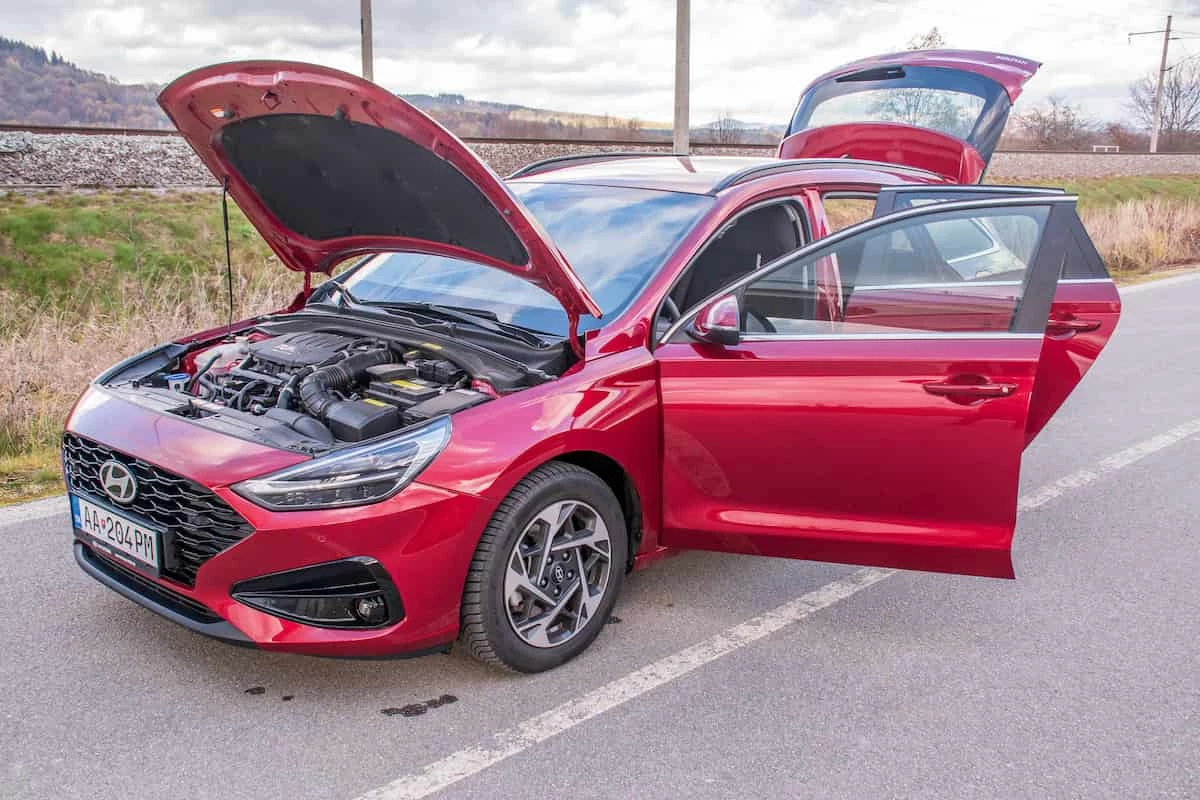 Hyundai i30 rojo con motor a la vista – Precio del Hyundai i30 en 2025 y motorizaciones