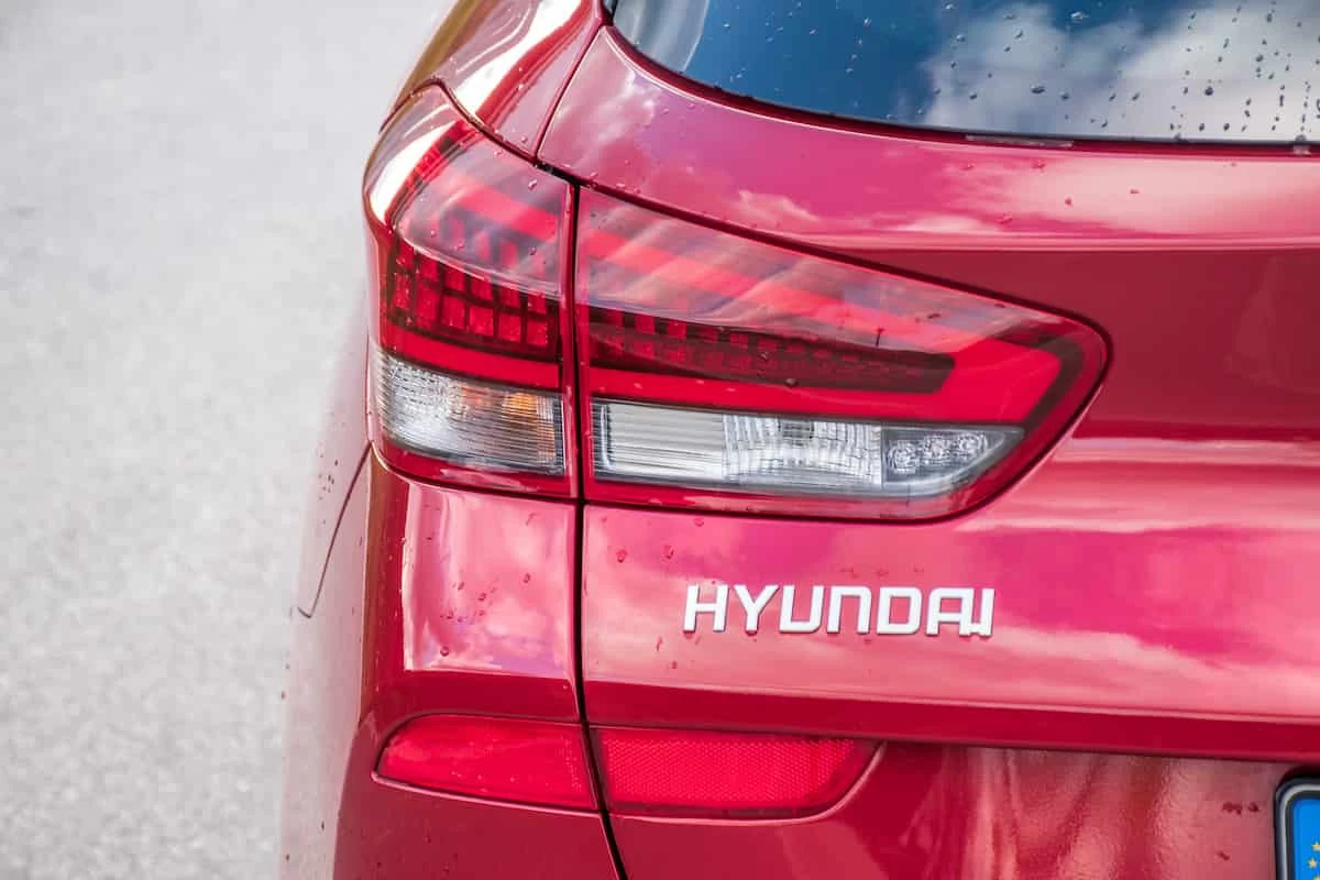 Faro delantero y diseño aerodinámico del Hyundai i30 – Precio del Hyundai i30 en 2025 y características