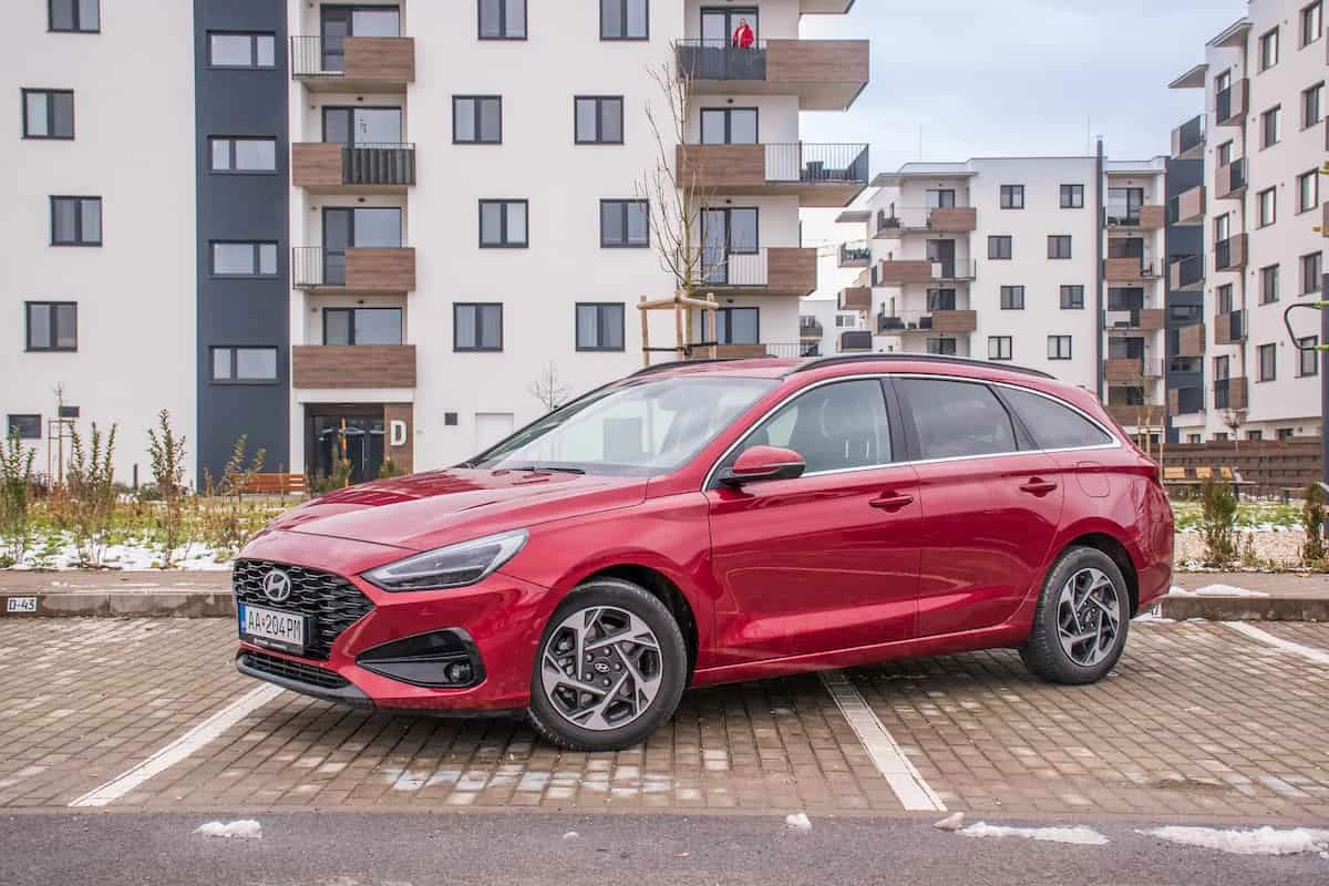 Hyundai i30 Wagon rojo estacionado en ciudad – Precio del Hyundai i30 en 2025 y modelos disponibles