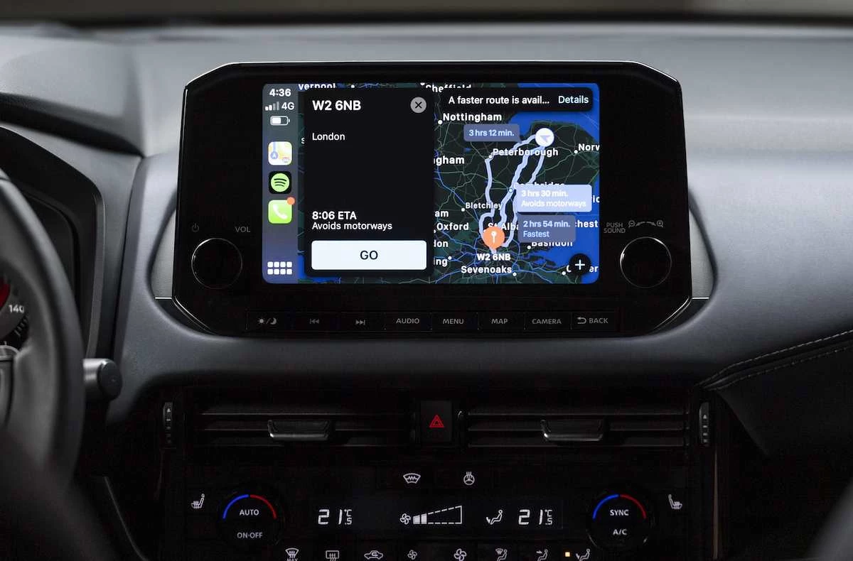 Pantalla multimedia del Nissan Qashqai 2025 con Apple CarPlay y navegación GPS