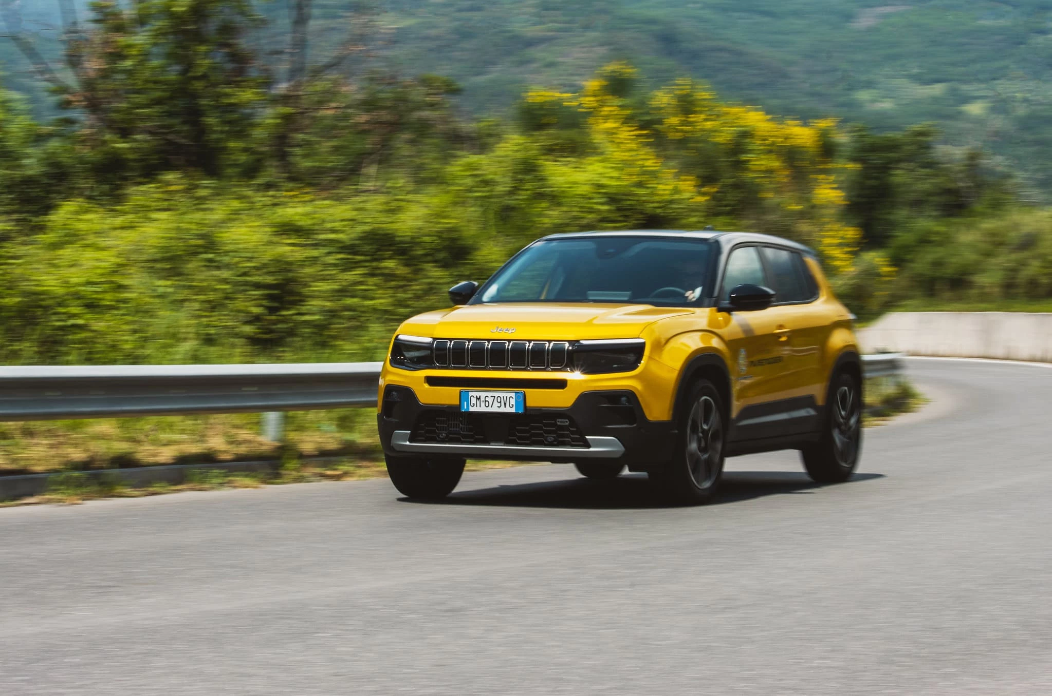 Detalle de un Jeep Avenger amarillo circulando