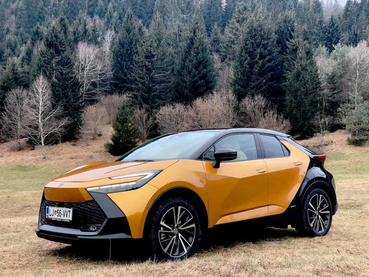 Vista frontal del Toyota C-HR 2025 en color naranja con detalles en negro