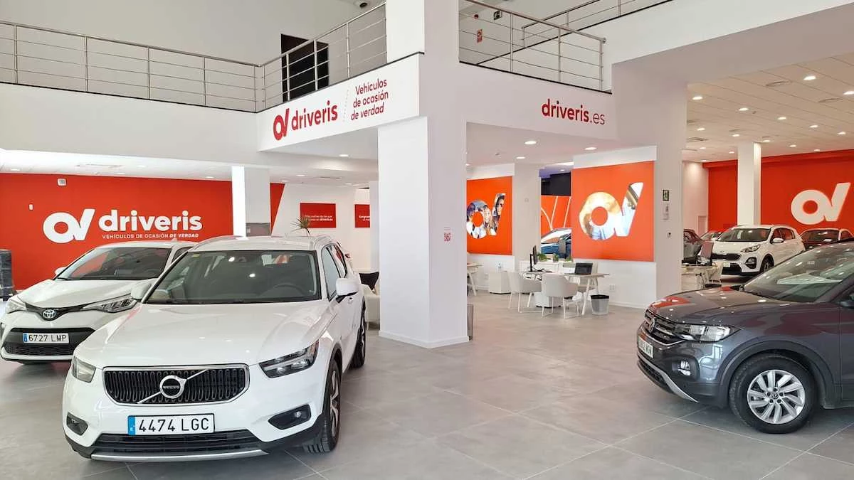 Interior de la nueva tienda Driveris de coches de segunda mano en Huelva La Paz