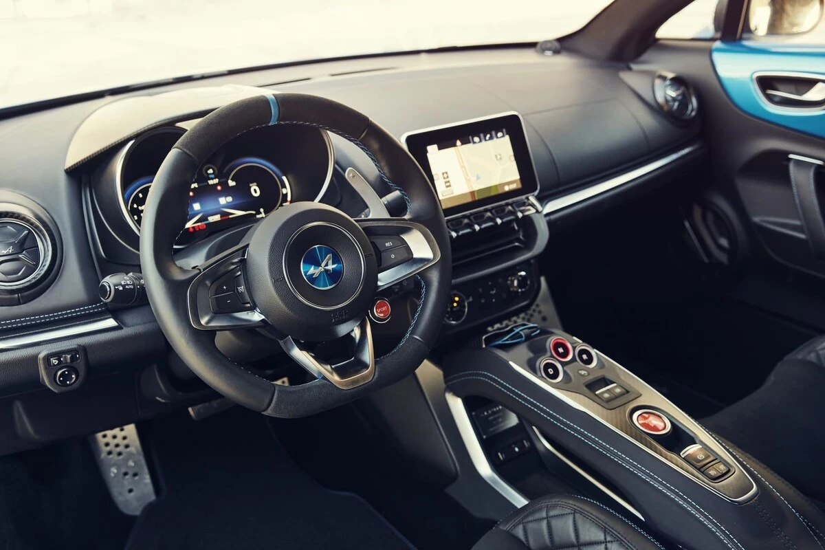 interior de Alpine 110 con varieda de accesorios multimedia y diseño deportivo