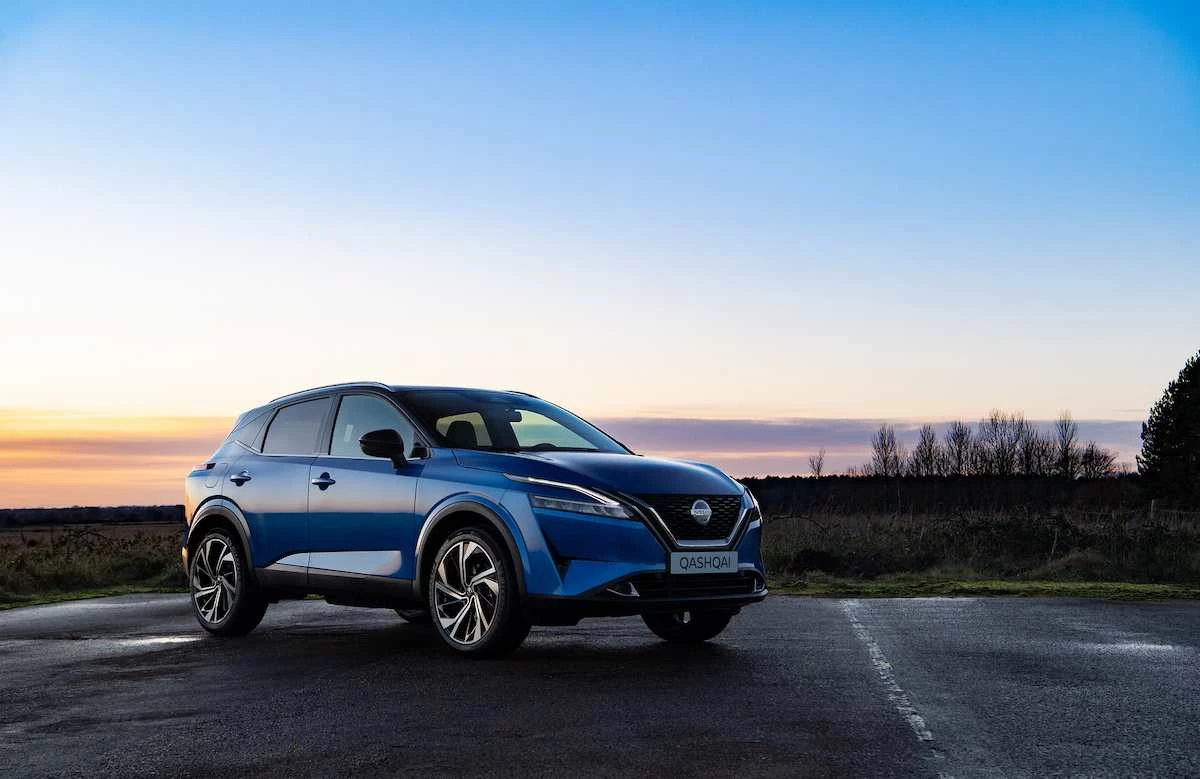 Nissan Qashqai 2025 en carretera con diseño aerodinámico y luces LED